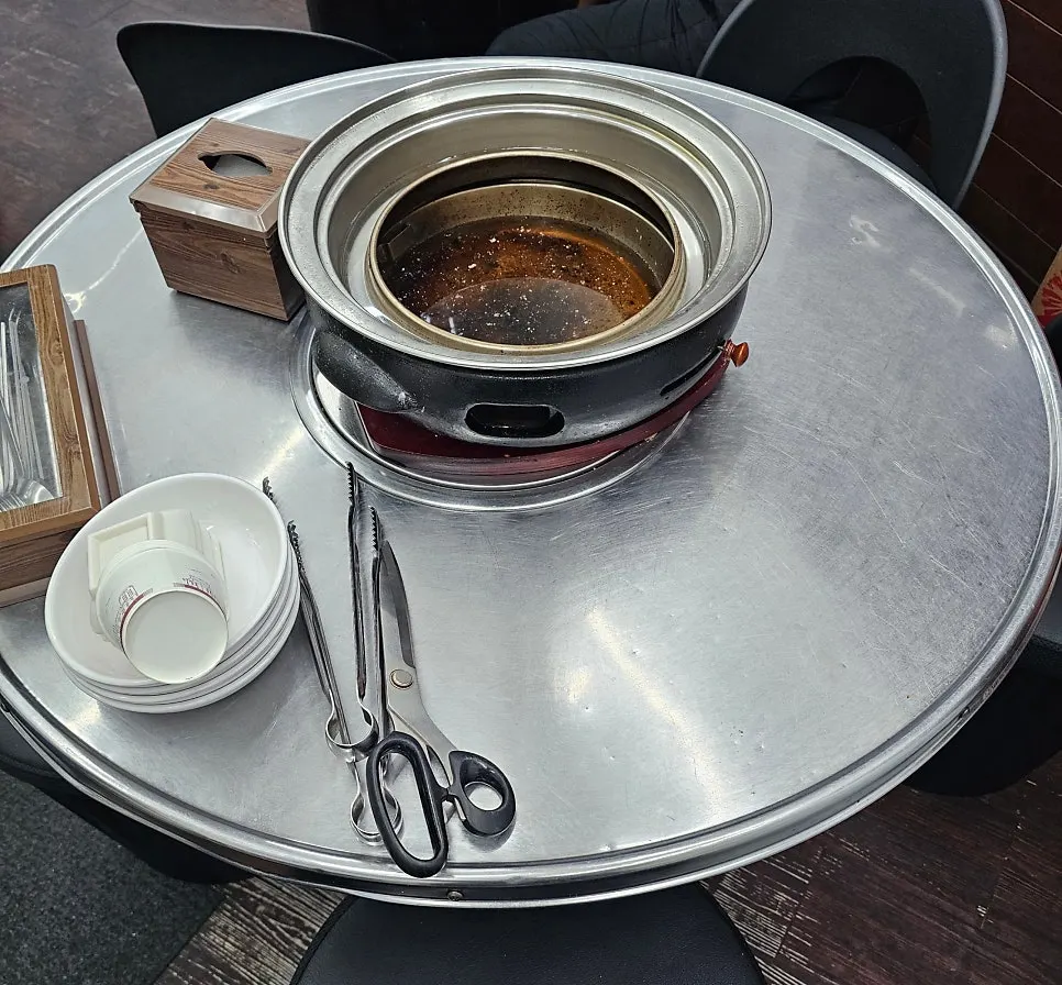 벽면에 걸린 민물장어 무한리필 메뉴판
