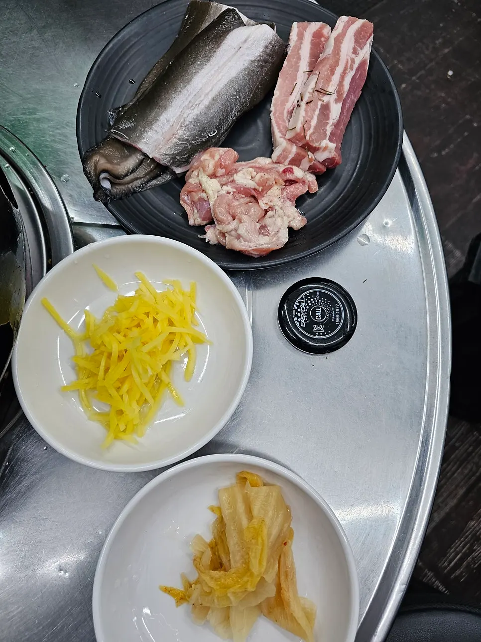 셀프바에서 가져온 접시와 반찬