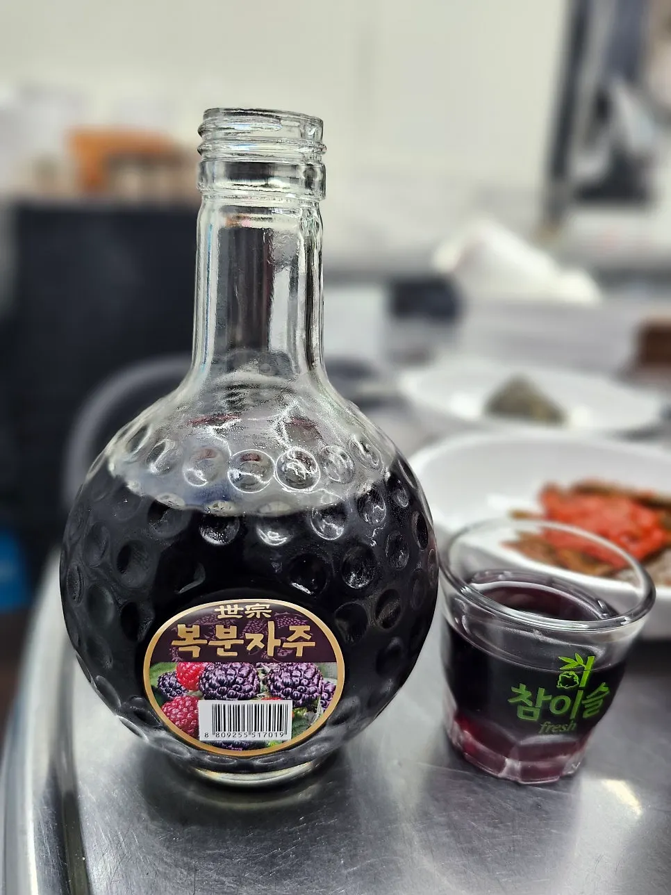 채썬 생강과 백김치가 담긴 반찬 접시