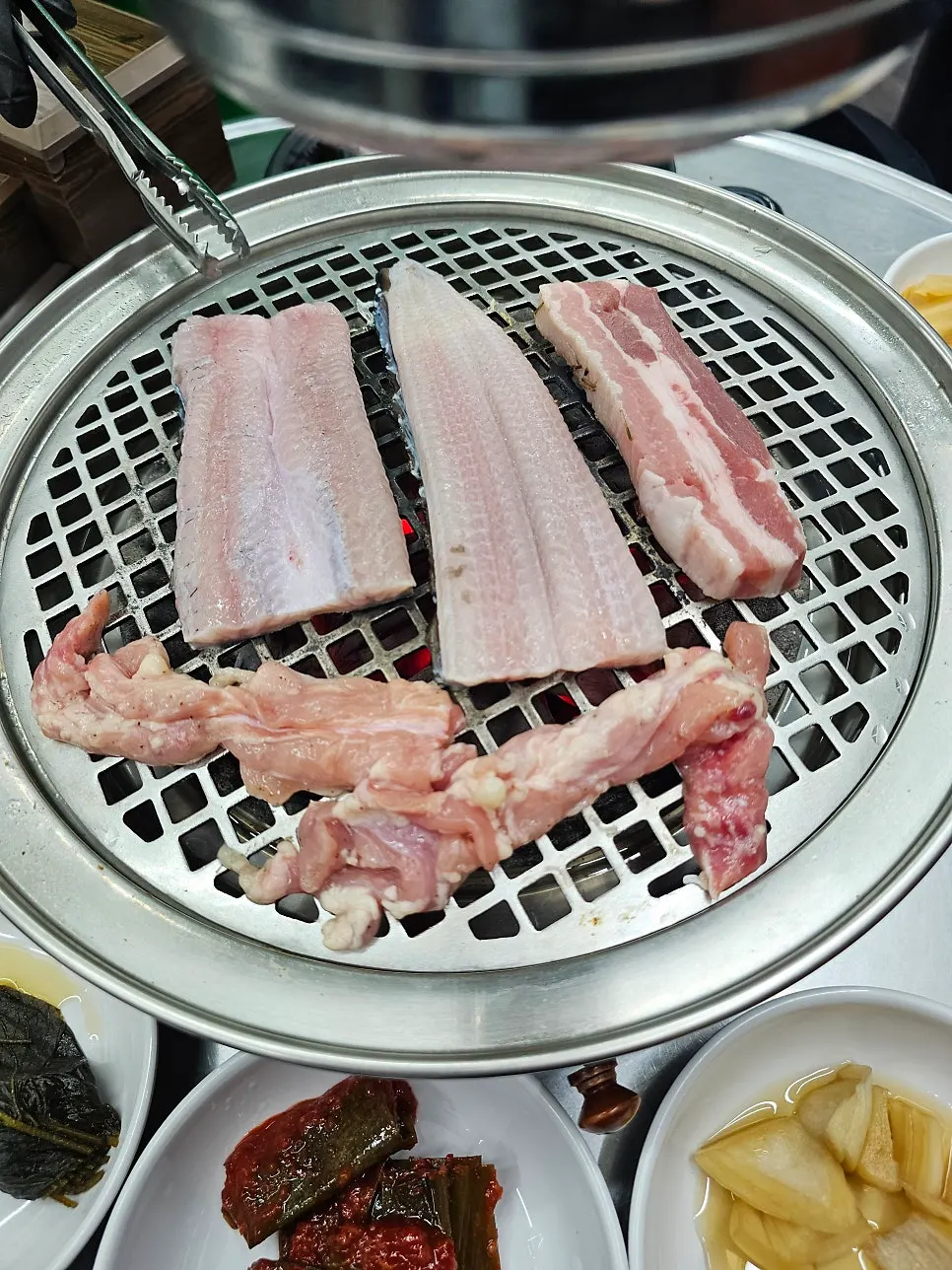 테이블마다 제공되는 세종 복분자주 한 병