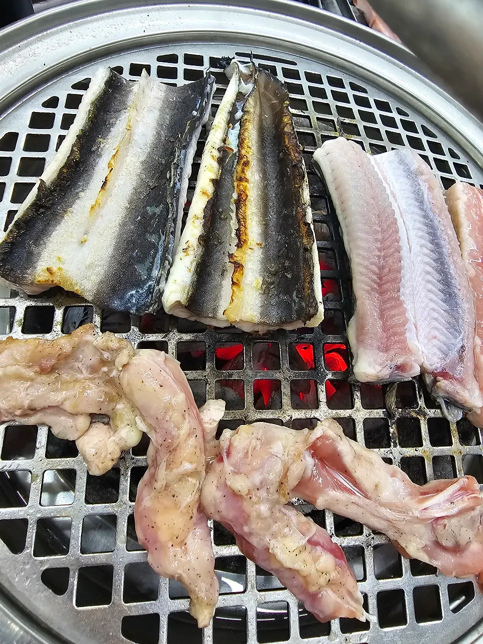 복분자주 잔과 장어구이 한 상