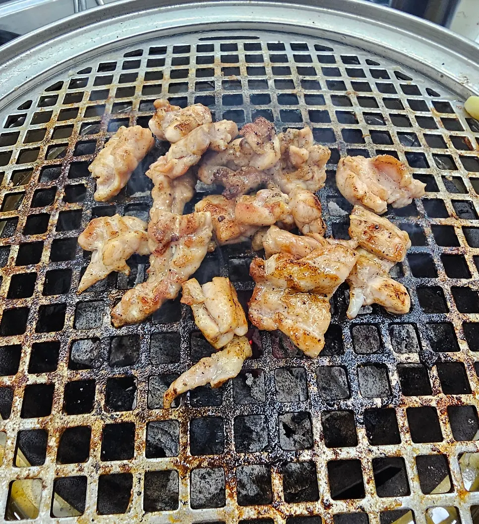 깻잎절임에 장어와 생강채를 올린 쌈