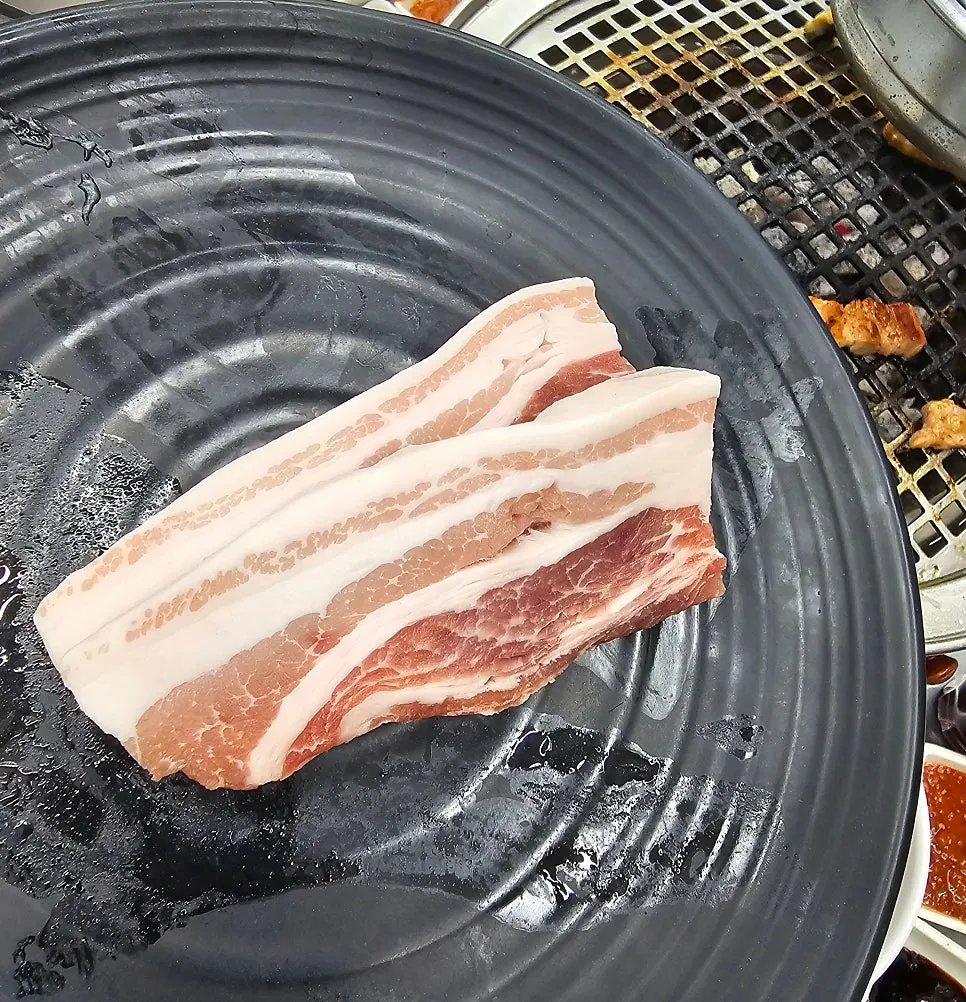 장어소스를 올린 장어 한 점