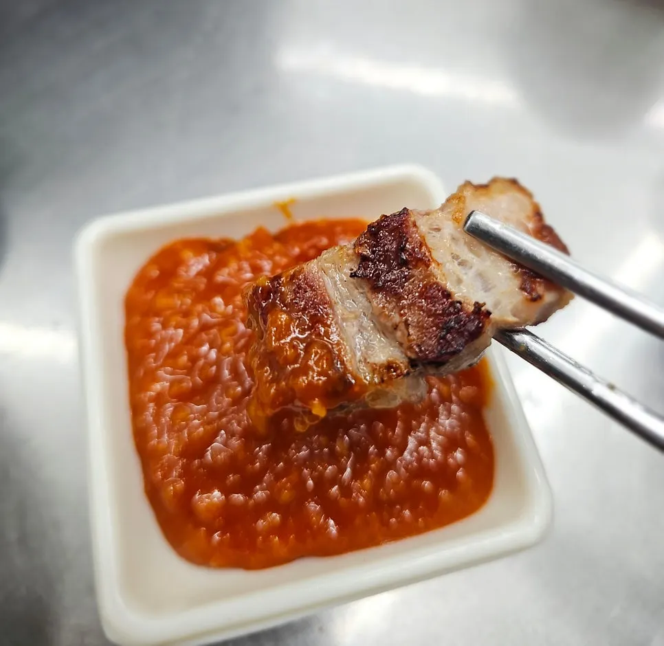 숯불에 구운 닭목살과 상추쌈