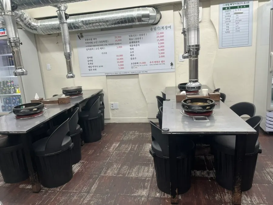 Table seating with a grill at Songnim Bok