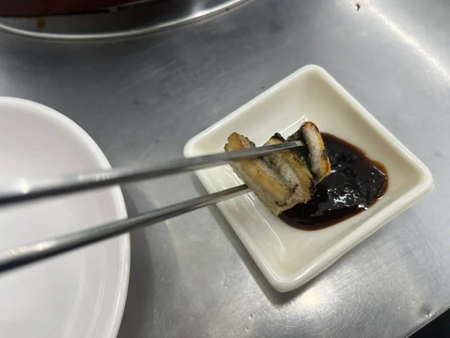 Eel grilling to a golden brown