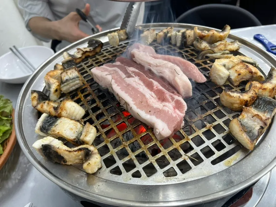 Plate of unlimited-refill meat served alongside the eel