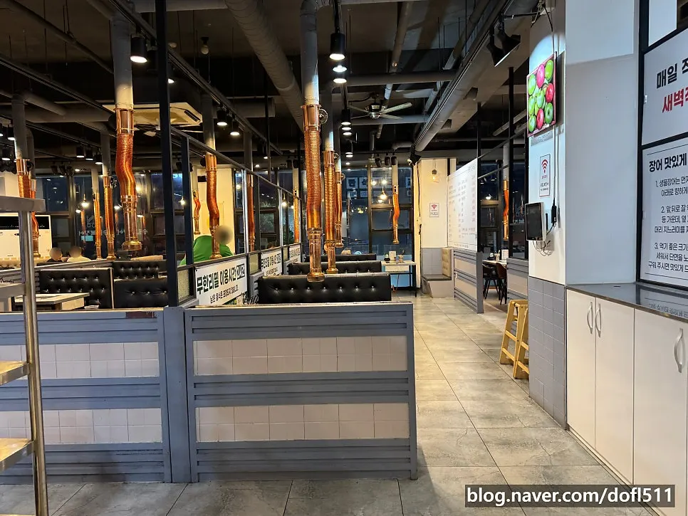 Wide view of the spacious dining hall at the unlimited eel restaurant