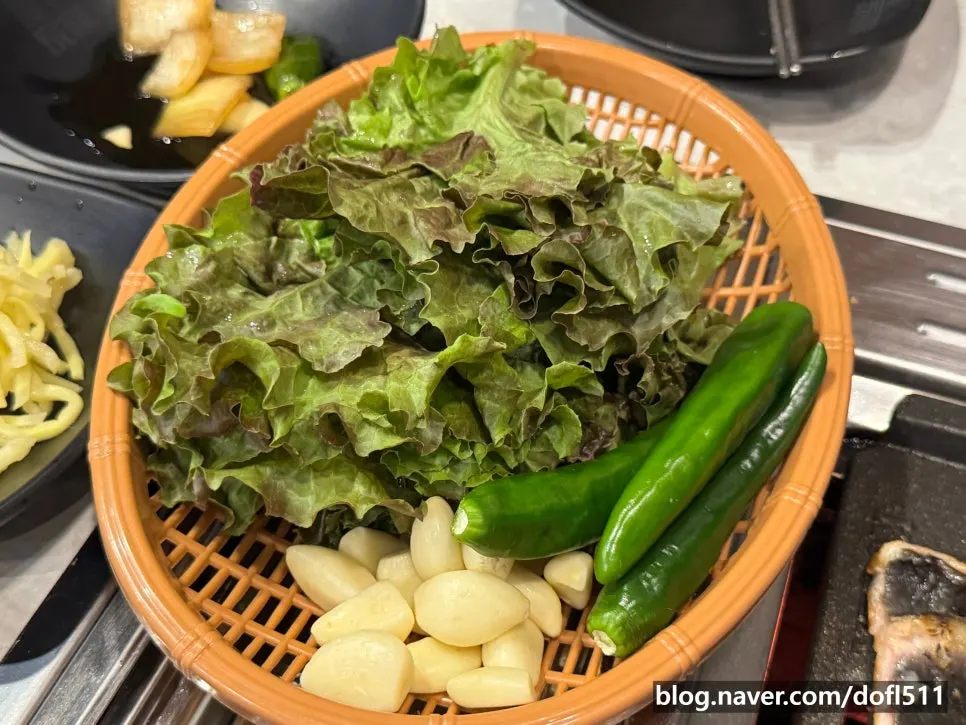 Side dish spread including perilla leaf sauce