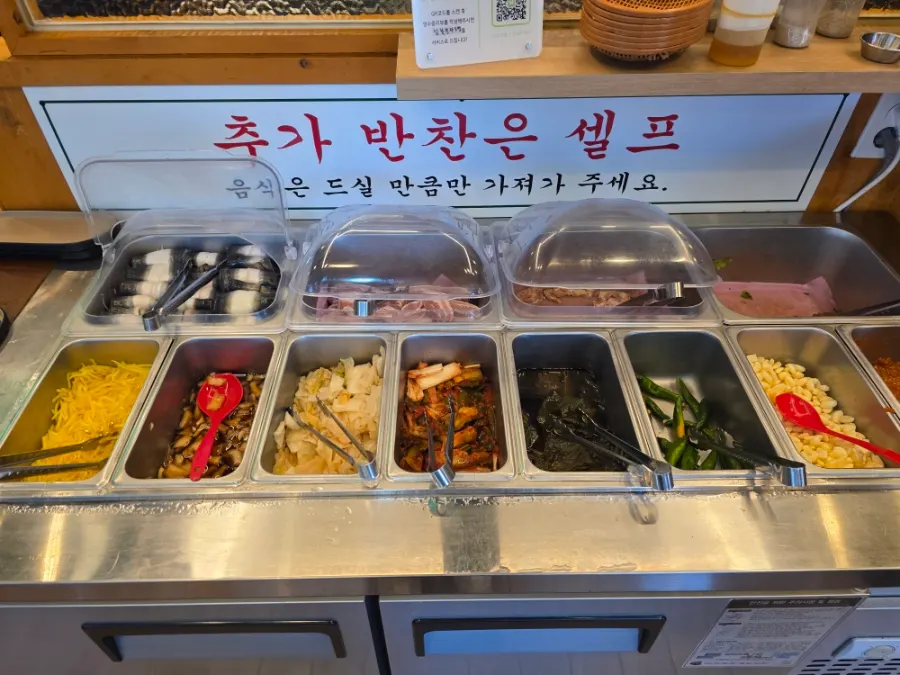 Susunan lauk dengan kimchi daun bawang dan kimchi putih