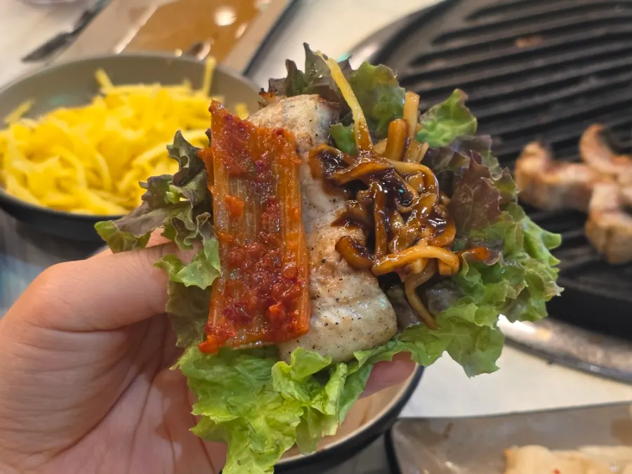 Belut air tawar dibalut dengan daun salad