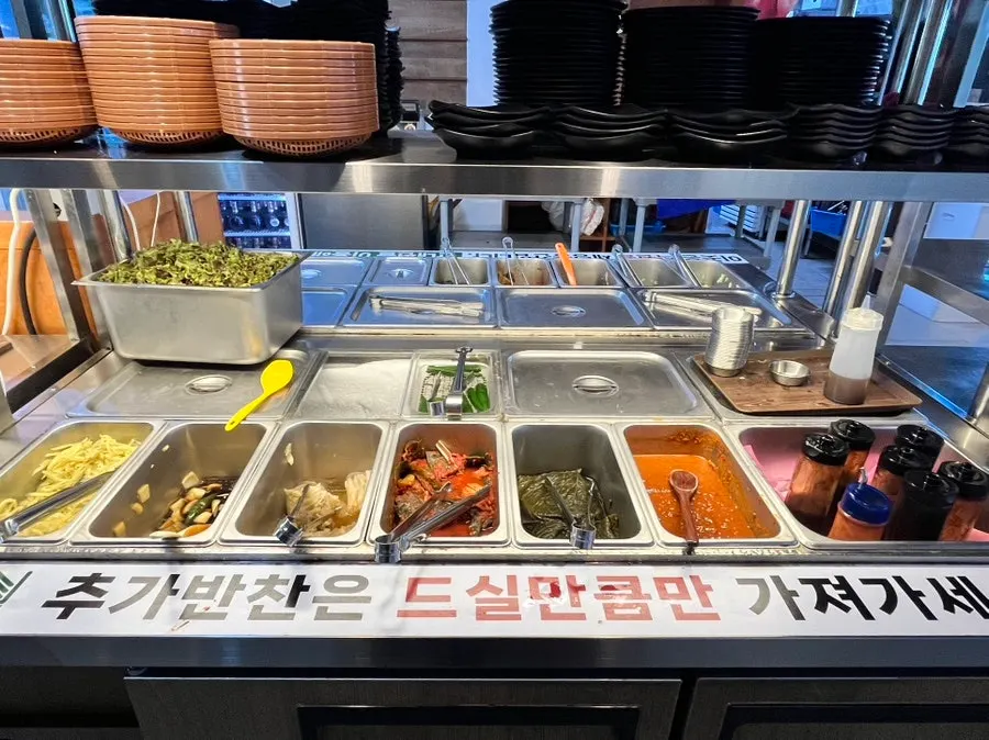 넉넉하게 나온 생물 장어와 닭목살 접시
