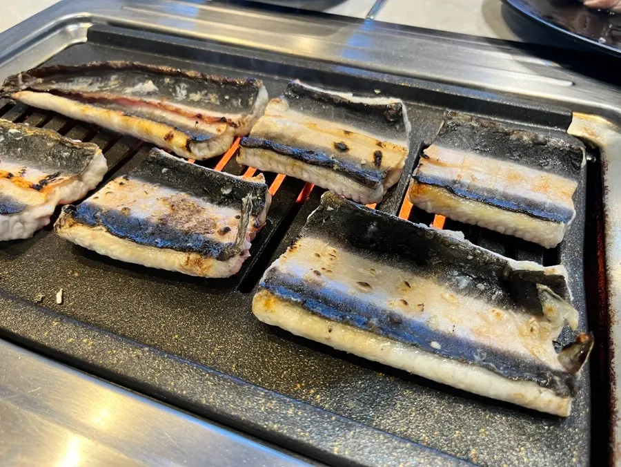 껍질을 아래로 향하게 굽는 장어