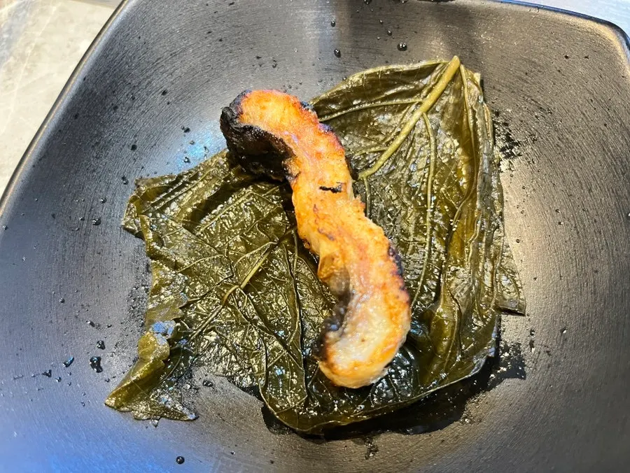 장어와 함께 불판 한쪽에 올린 닭목살