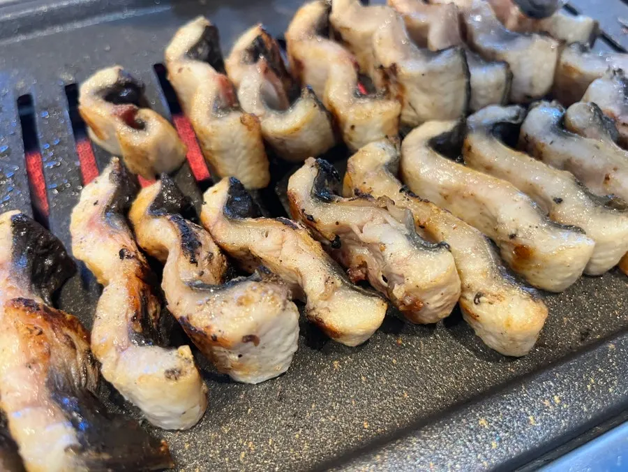 깻잎에 싸 먹는 장어구이