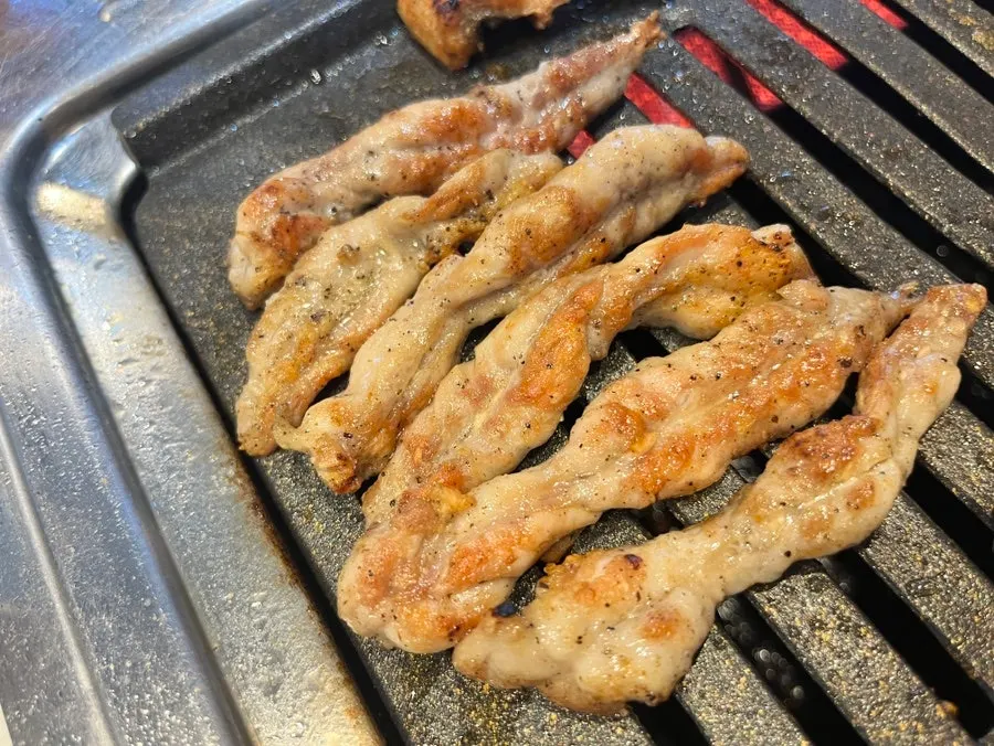 리필한 장어를 올린 불판