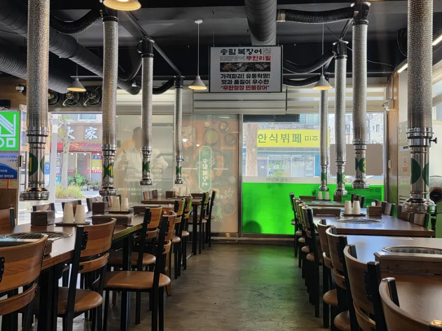Spaciously arranged table seating