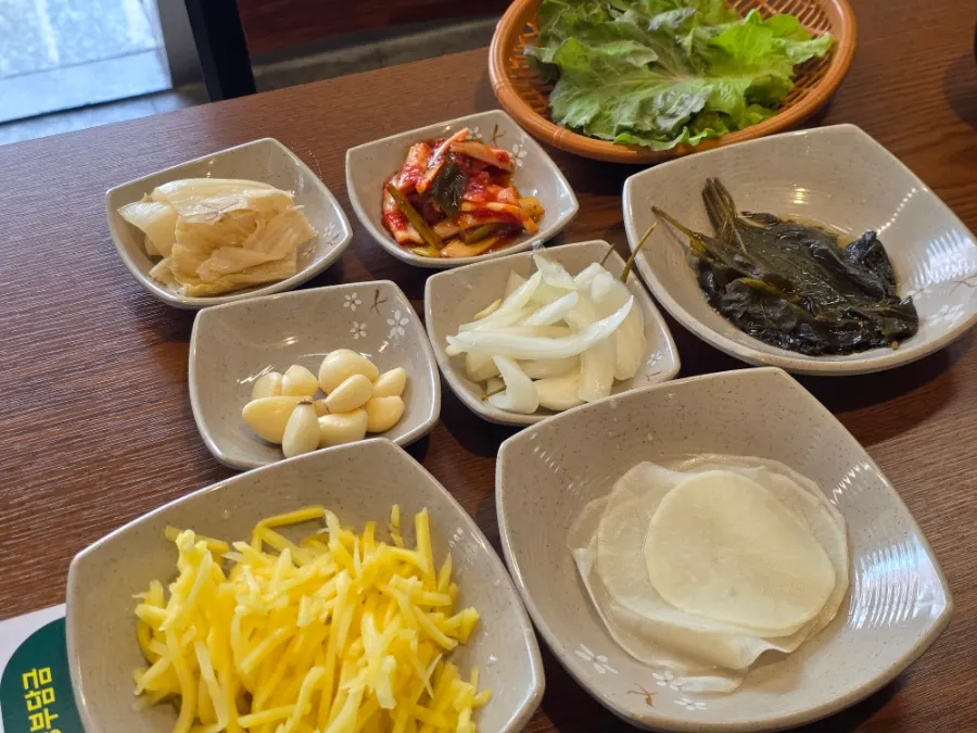 Basic setting of shredded ginger, wrap greens, and side dishes