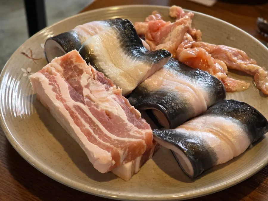 Plate of eel, pork belly, and chicken neck meat basic setting