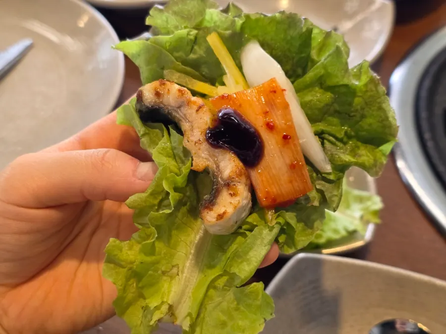 Eel wrapped in lettuce with vegetables