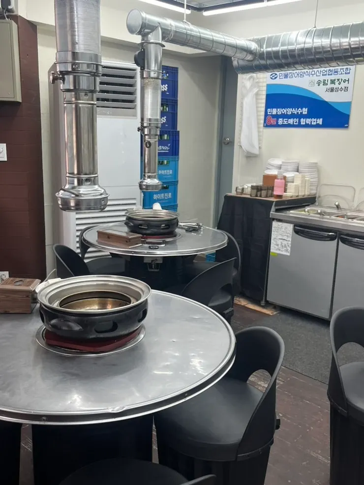 불판을 올릴 수 있는 테이블과 짐 보관용 의자
