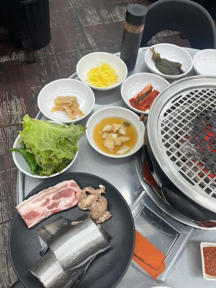 상추와 명이나물 등 장어와 어울리는 반찬들