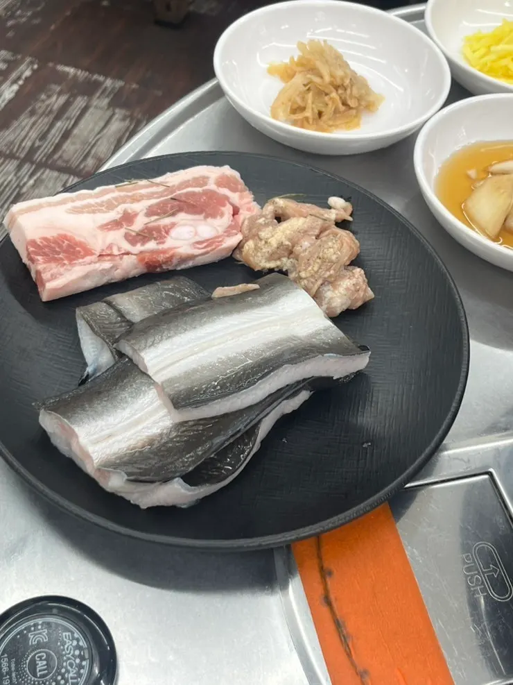 처음 나온 삼겹살 민물장어 닭목살 고기 접시
