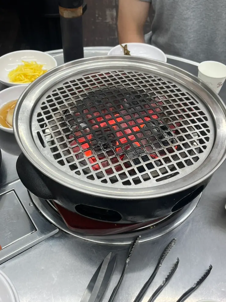 화력 좋은 숯불이 놓인 테이블 불판