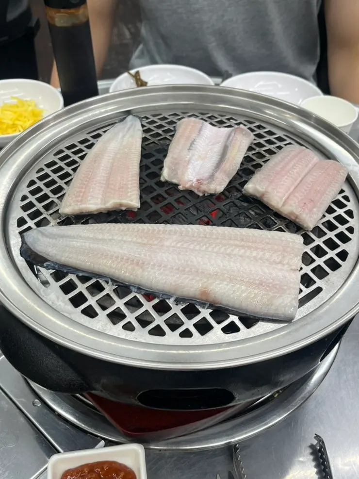 껍질 쪽부터 굽기 시작한 민물장어