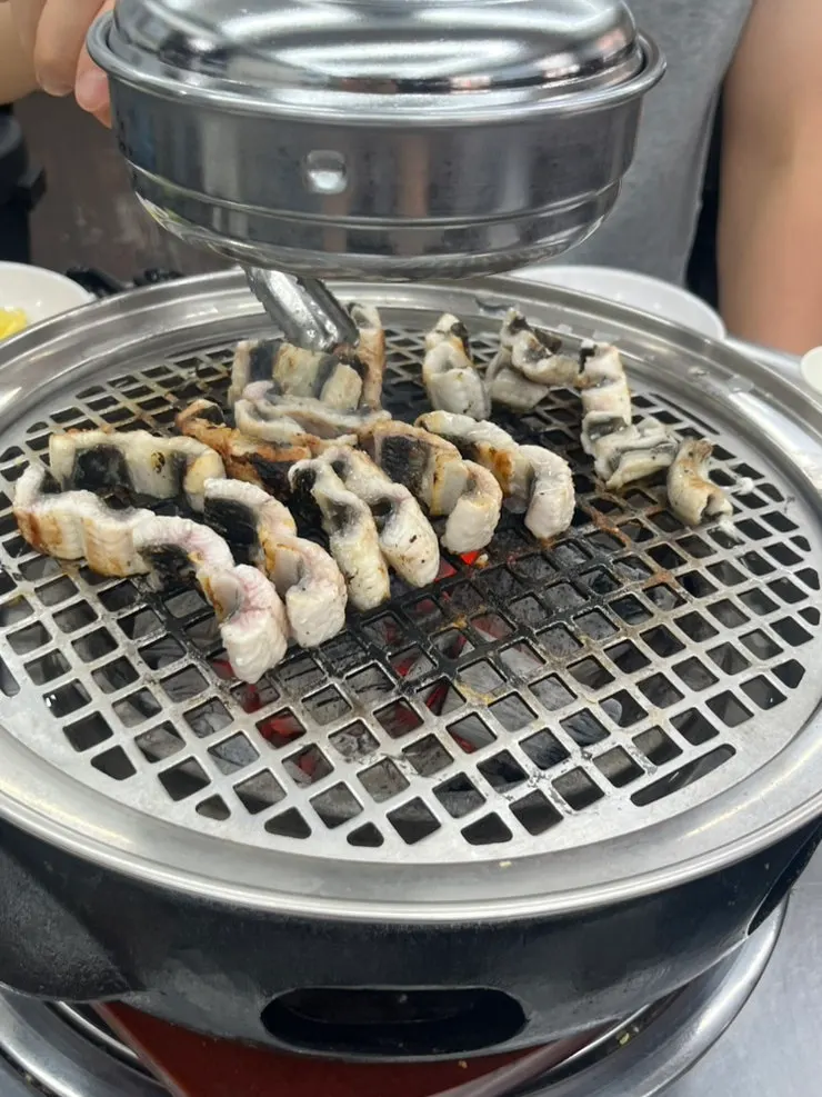 지느러미를 자르고 줄 세워 구운 장어
