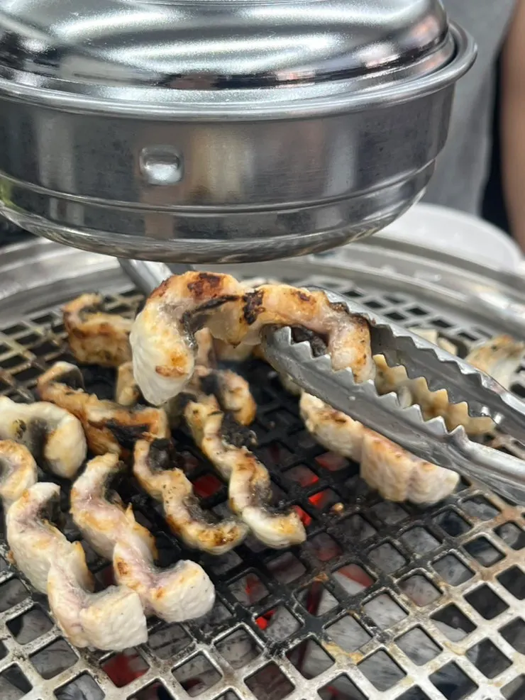 먹기 좋게 구워진 오동통한 민물장어