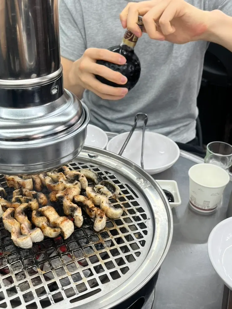 숯불 위에서 익어가는 민물장어