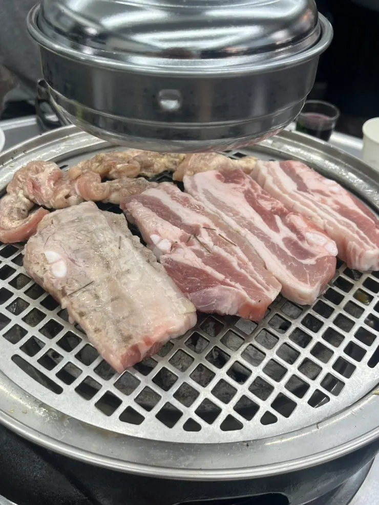 리필바에서 가져온 삼겹살과 닭목살