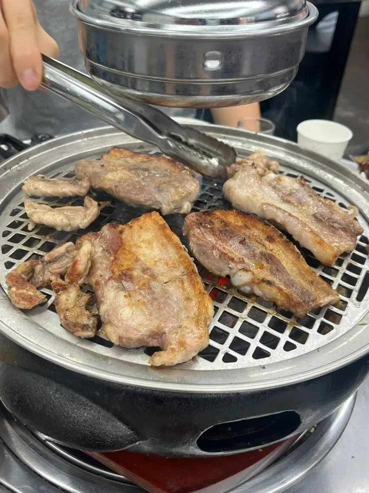 숯불에 올린 삼겹살과 닭목살