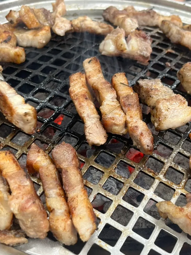화력이 살아난 숯불에 구워지는 고기