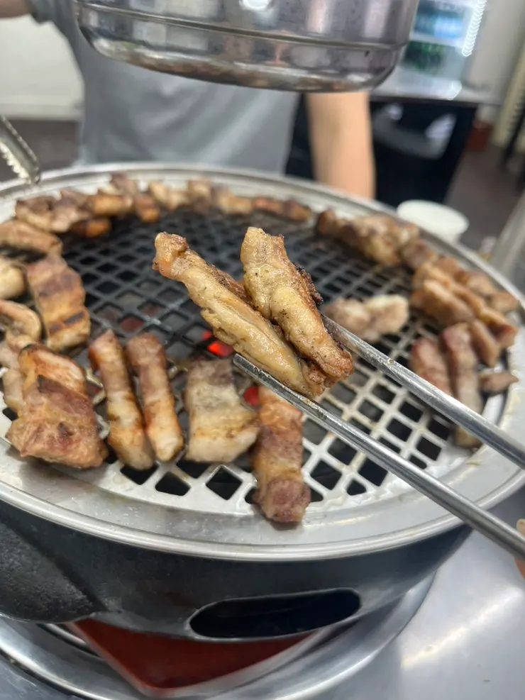 노릇하게 익은 삼겹살과 닭목살