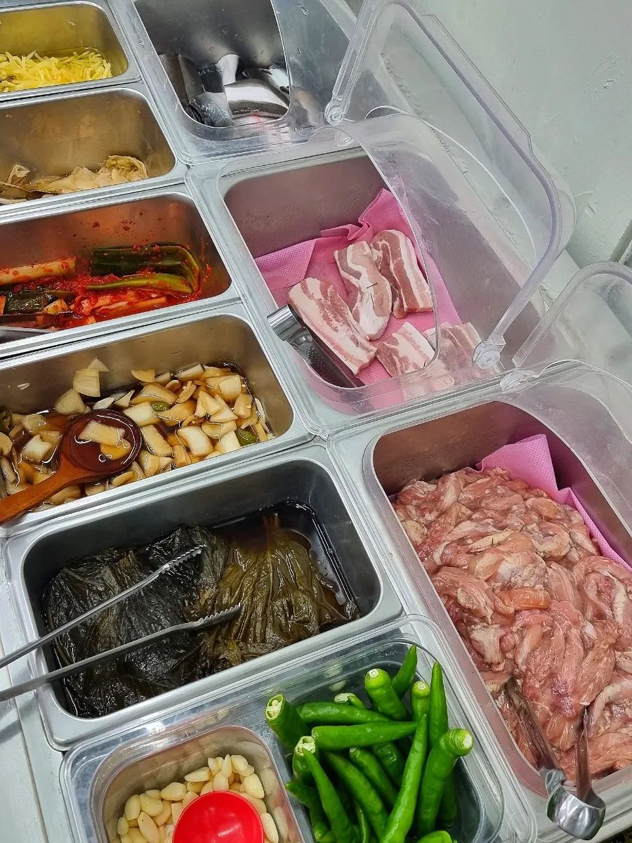 Self-serve bar for side dishes and wraps
