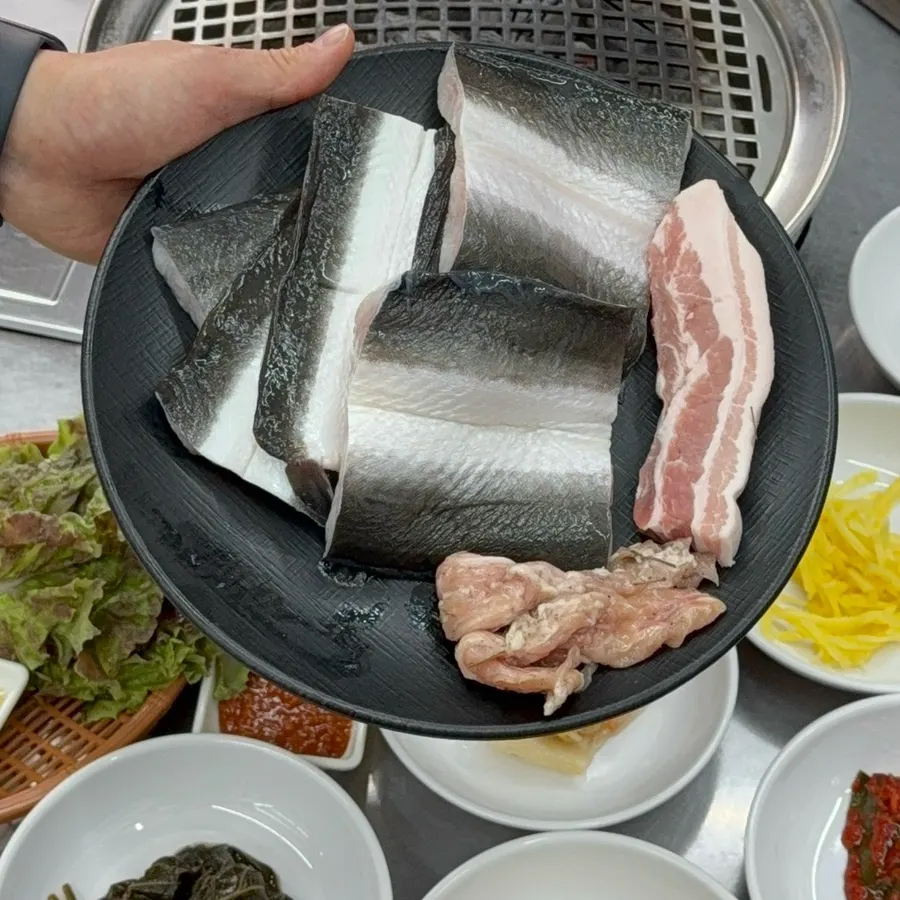 A brazier piled high with eel and meat