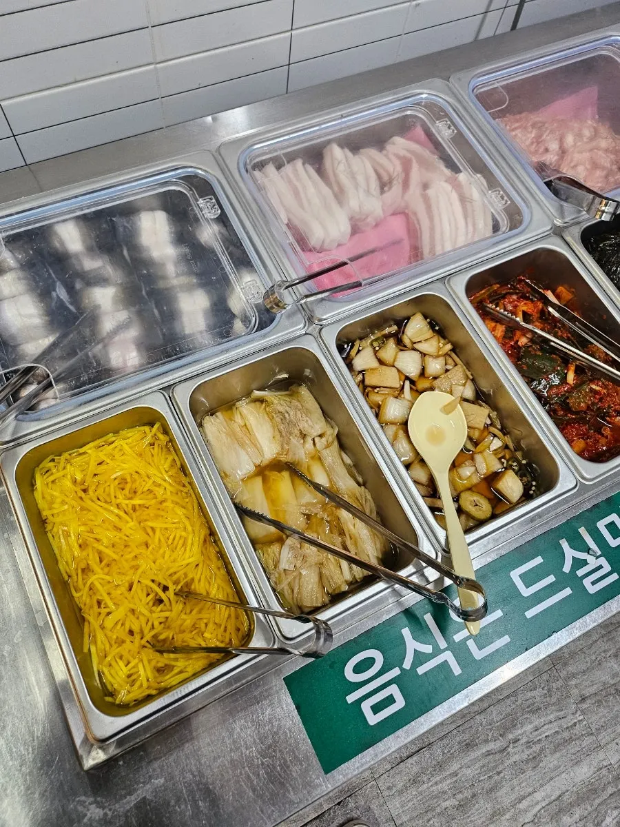 셀프바에 놓인 반찬들
