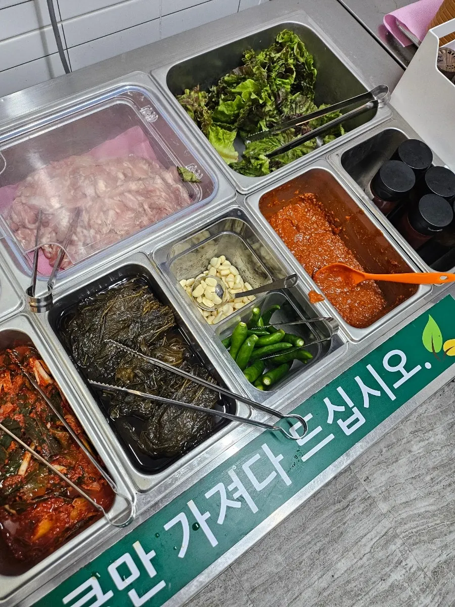 깔끔하게 정리된 셀프바 반찬 진열
