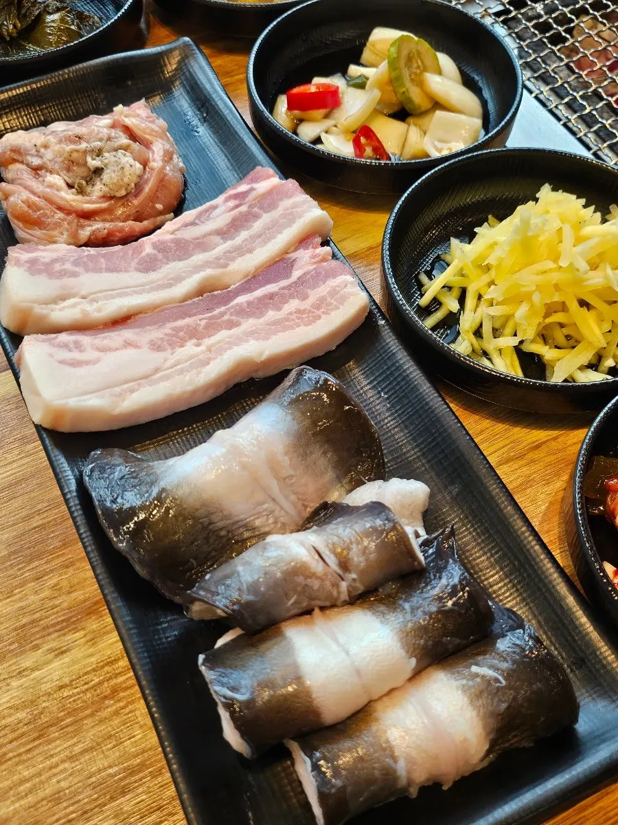 셀프바에서 담아온 반찬 한 상