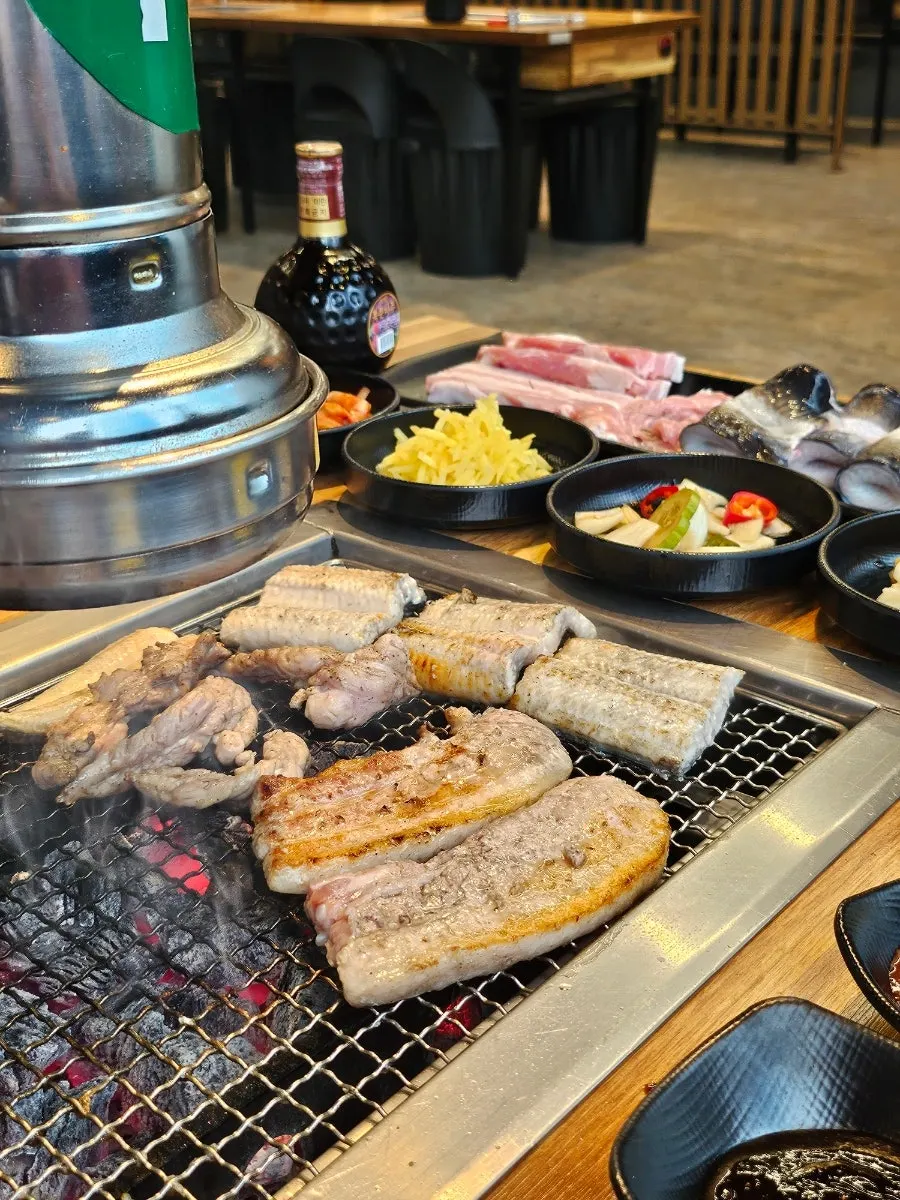 불판에서 익어가는 장어와 고기