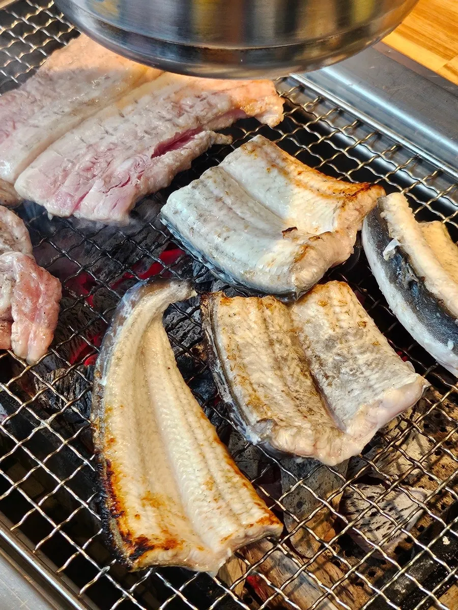 노릇하게 구워지는 민물장어