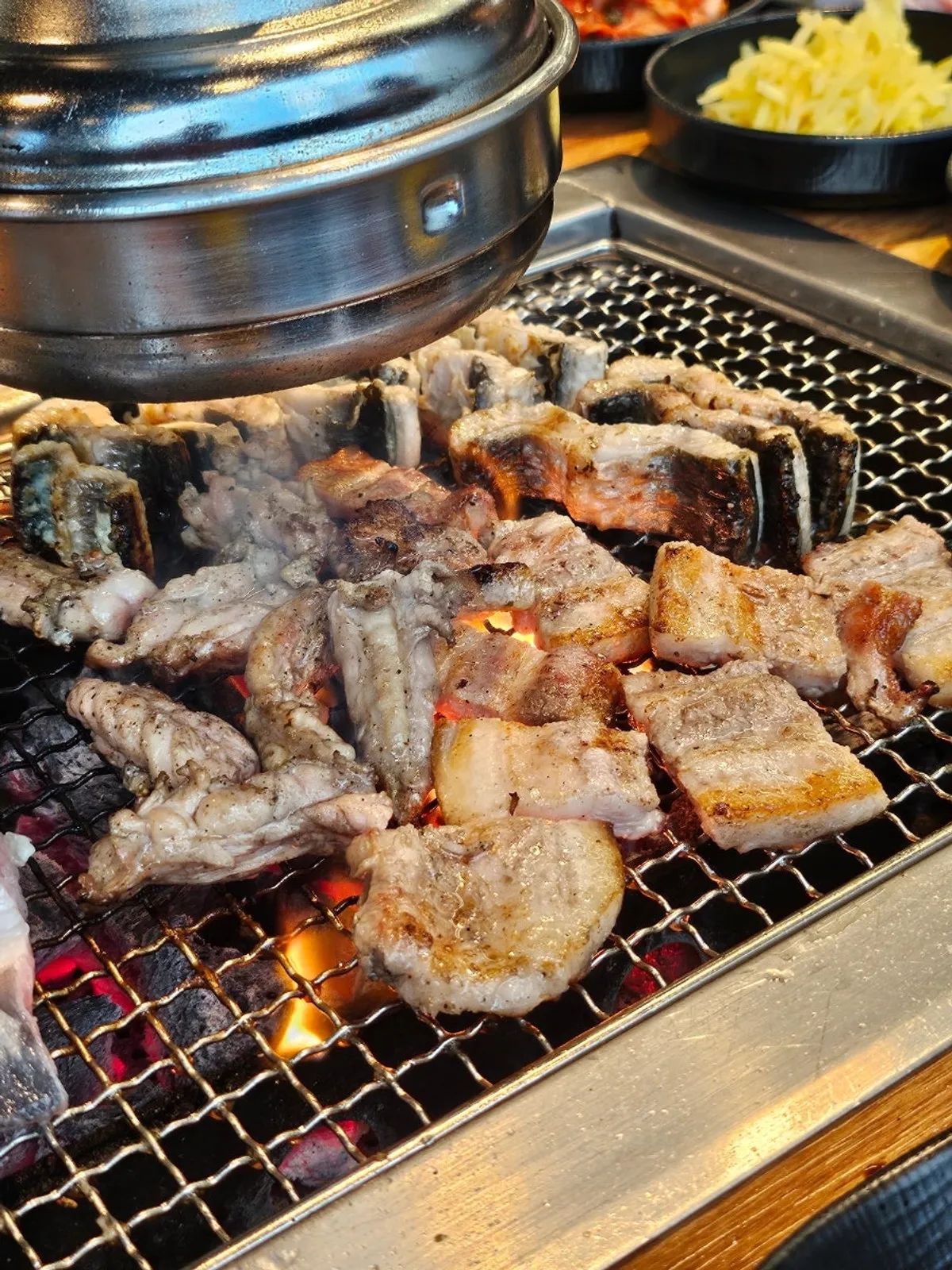 두툼하게 구워진 민물장어와 고기가 가득한 불판