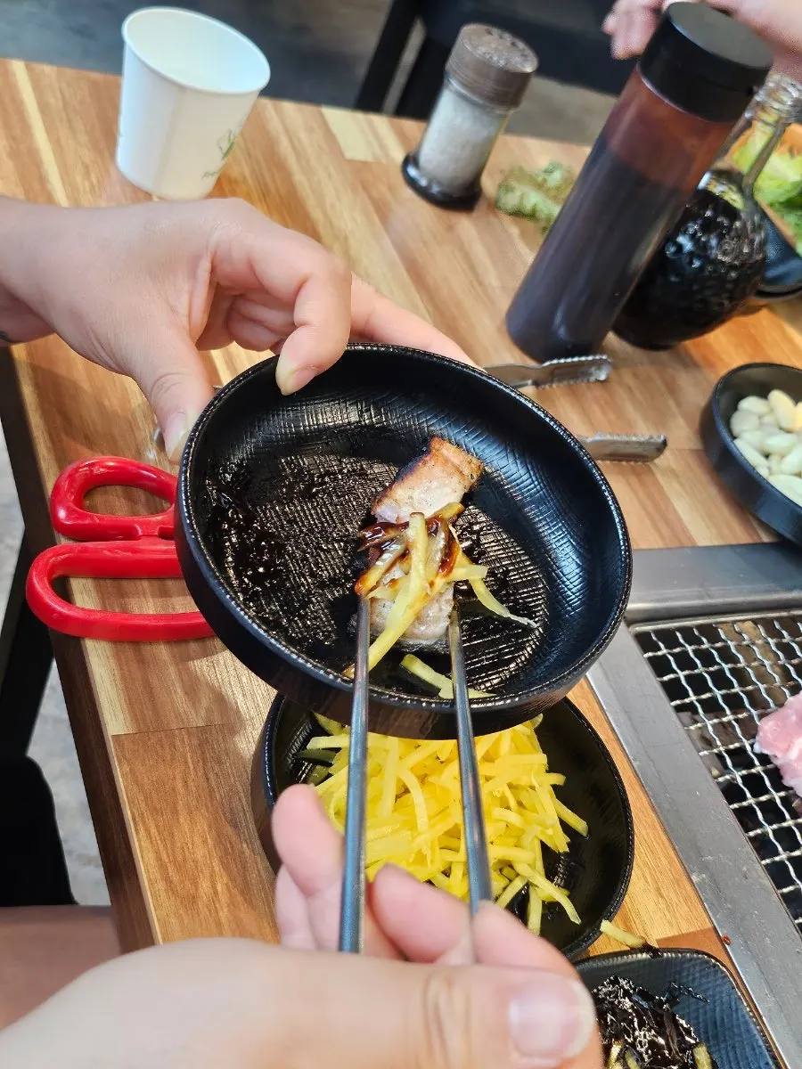 살코기와 비계 비율이 좋은 구운 고기