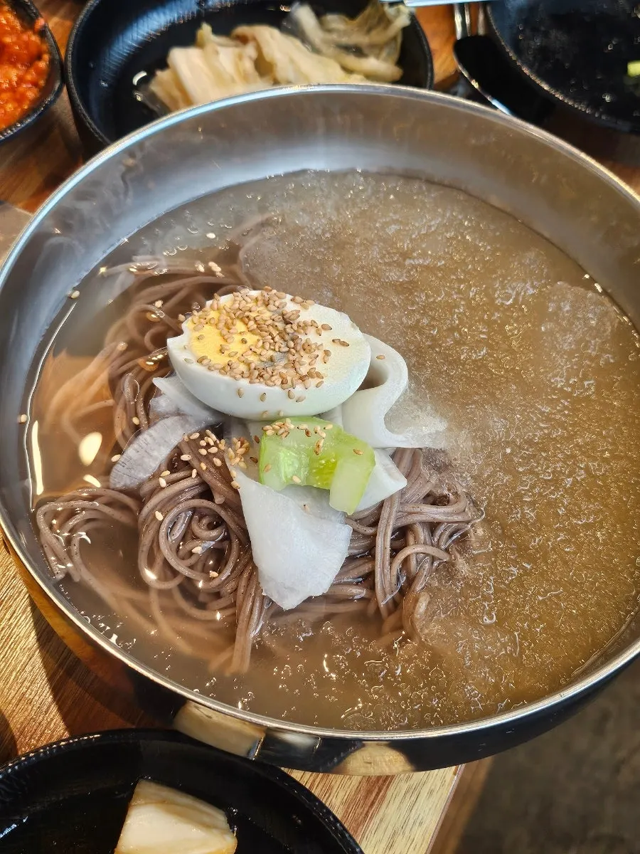 깻잎무침에 백김치를 올린 장어 쌈