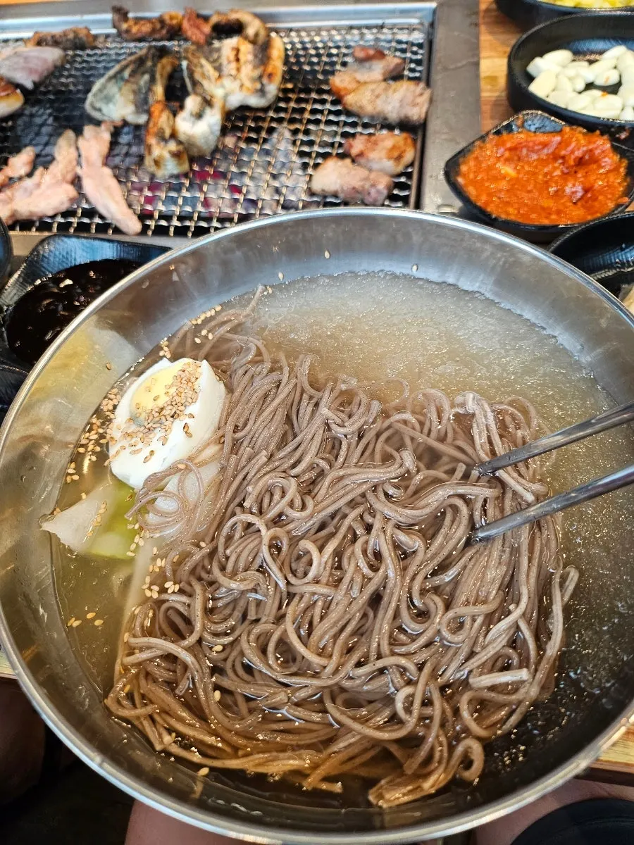 매콤소스를 찍은 장어 한 점