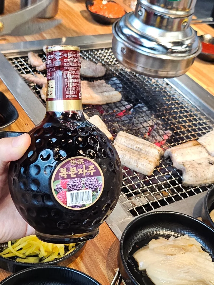 서비스로 나온 복분자 한 잔