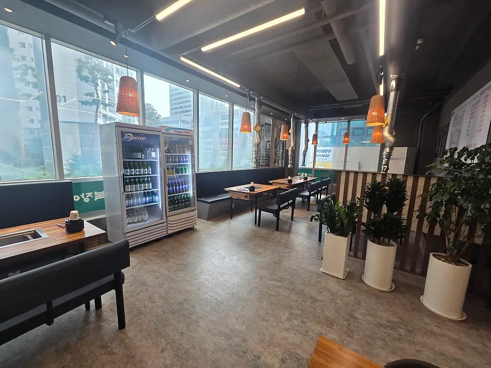 Seating at Songnim Bok Jangeo with wide spacing between tables
