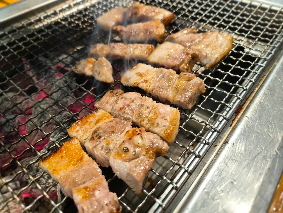 Pork belly grilled alternately with the eel